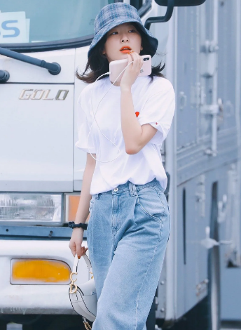 Áo thun trắng và quần jeans ống rộng luôn là bộ đôi hoàn hảo. Seulgi đã giúp bộ đồ trở nên nổi bật hơn bằng cách sơ vin và nhấn nhá mũ bucket. Áo thun trắng + quần jeans ống rộng đảm bảo ai cũng diện được.     