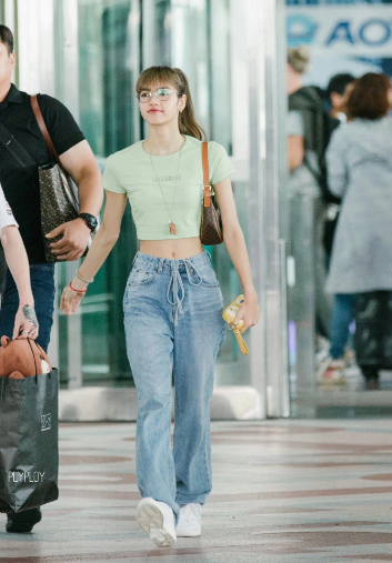 Lisa gây ấn tượng ở nét ngọt ngào, xen lẫn nét cá tính nhờ combo áo crop top và quần jeans ống suông. Thêm chiếc túi xách màu trung tính là hoàn thiện được set đồ ấn tượng, nhưng vẫn hài hòa.
