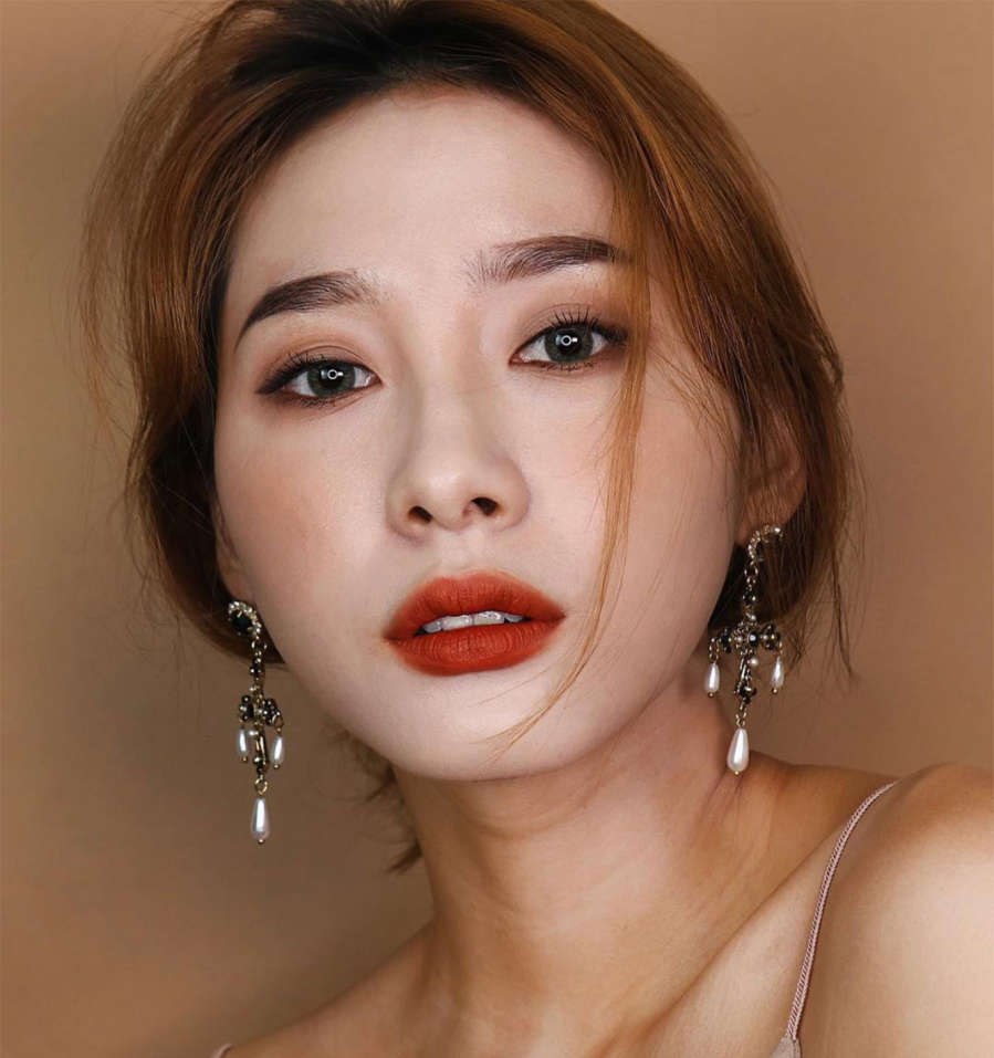 trang-diem-voi-son-cam-dat-01-leah-miso