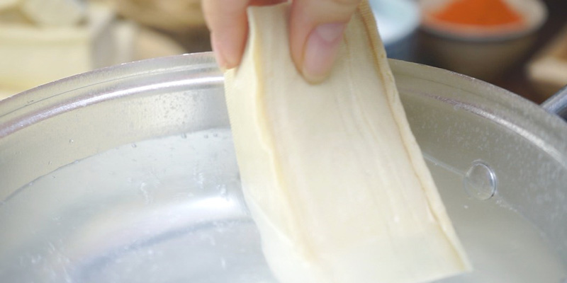 vi-sao-phai-ngam-dau-phu-trong-nuoc-muoi-truoc-khi-chien_800x400