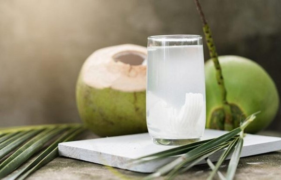 khong-duoc-uong-nuoc-dua-buoi-toi-5065
