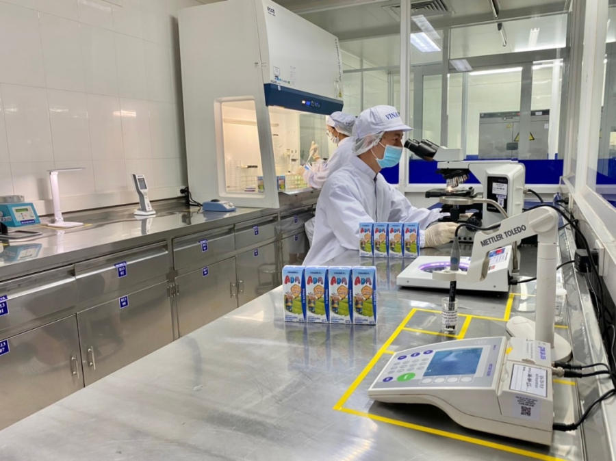   Từng hộp sữa ADM được kiểm tra chất lượng kỹ lưỡng trước khi xuất kho và trao đến tận tay các em nhỏ trong chương trình.