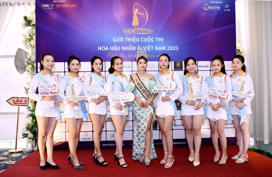 hoa hau nhan ai