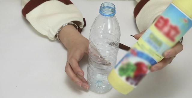 Sau đó, thêm nước tẩy rửa.