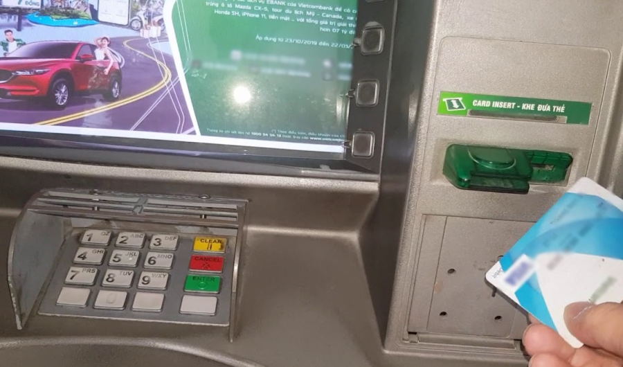 rut-tien-xong-dung-voi-roi-ngan-hang-hay-may-ATM-01