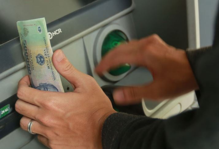 rut-tien-xong-dung-voi-roi-ngan-hang-hay-may-ATM-02