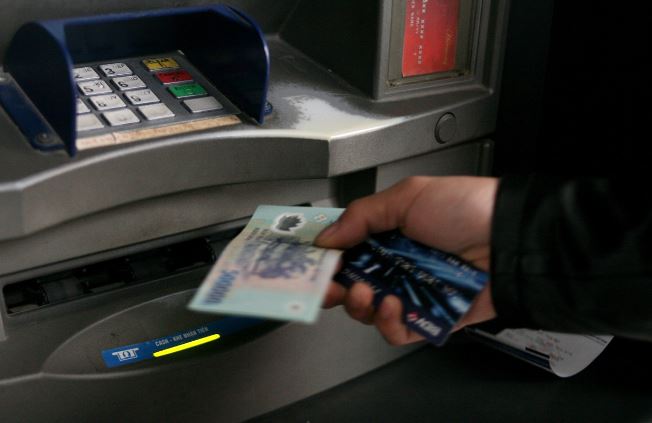 rut-tien-xong-dung-voi-roi-ngan-hang-hay-may-ATM-03