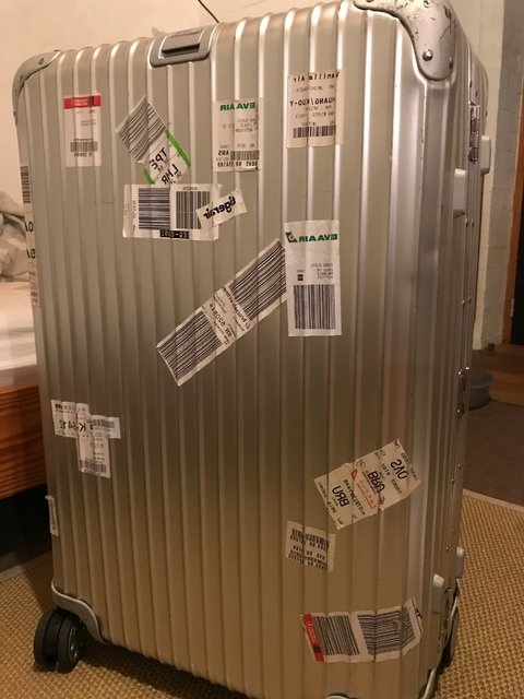 dung-voi-xe-the-hanh-ly-khi-xuong-may-bay-04