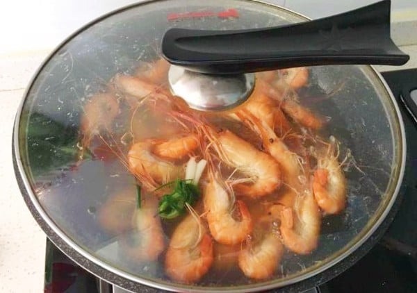 luoc-tom-dung-nuoc-soi-nuoc-lanh
