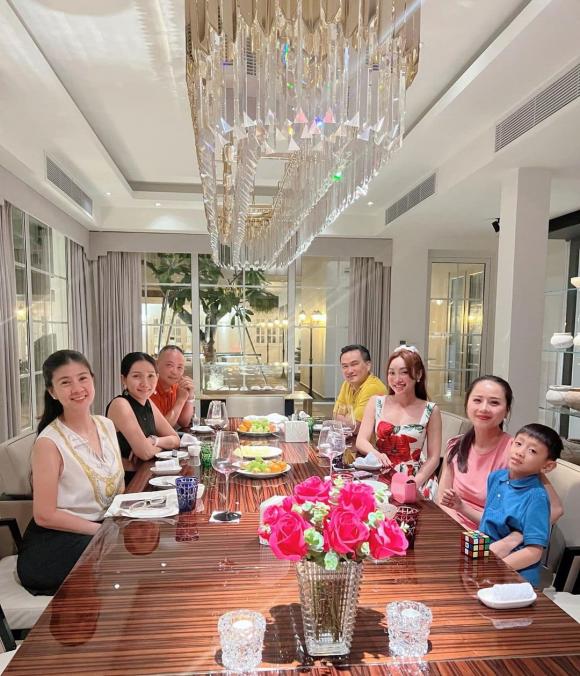 Thùy Chang kém Chi Bảo 16 tuổi, tuy nhiên anh thẳng thắn cho rằng điều này không phải khoảng cách quá lớn giữa hai người.