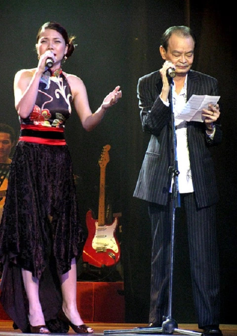 thanh tung va my dung hat hoa cuc vang