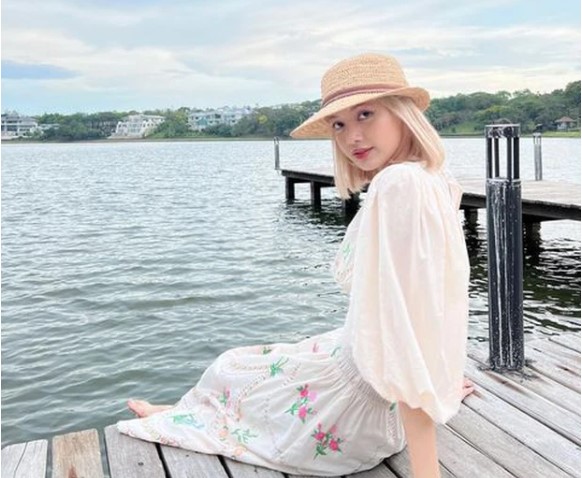 lisa-blackpink-dien-vay-hoa-nu-tinh-nhan-sac-ra-sao-ma-khien-8-trieu-nguoi-ngay-ngat