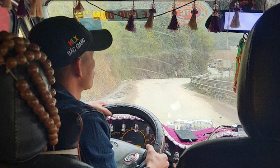 tai-xe-xe-tai-lon-luon-mang-theo-phu-nu-2