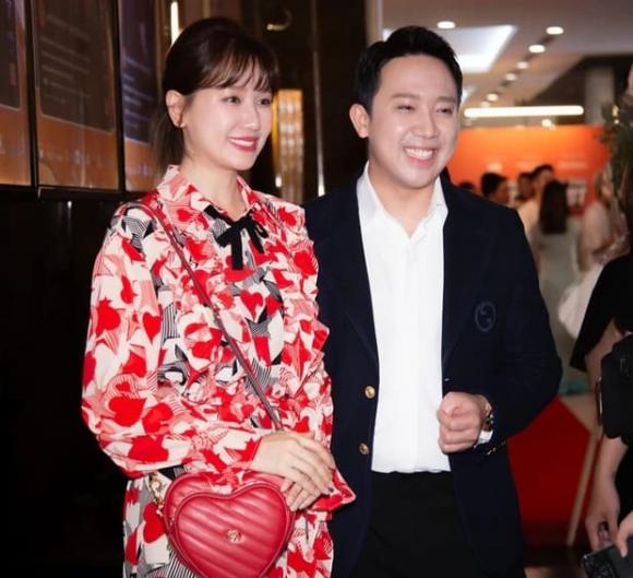 tran-thanh-va-hari-won-22dinh-nhu-sam22-tai-su-kien-nhan-sac-qua-camera-thuong-cua-cap-doi-the-nao-1-ngoisaovn-w620-h566