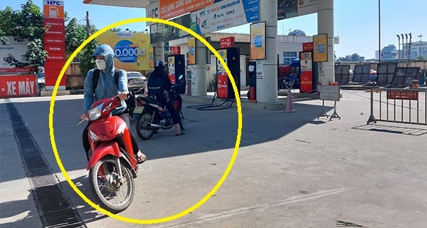 chu xe dap ga bo di sau khi do xang nhan vien mung tham