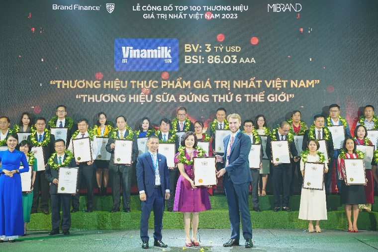 Bà Bùi Thị Hương, Giám đốc Điều hành, đại diện Vinamilk đón nhận các chứng nhận từ Brand Finance