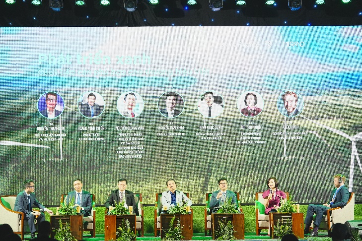 Đại diện Vinamilk (thứ 2 từ phải sang) chia sẻ tại tọa đàm về hành trình “xanh hóa” và “trẻ hóa” thương hiệu của Vinamilk