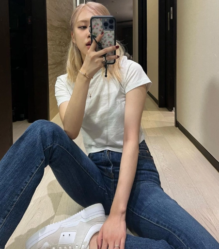Bạn có thể phối với quần jeans ống loe giống Rosé 