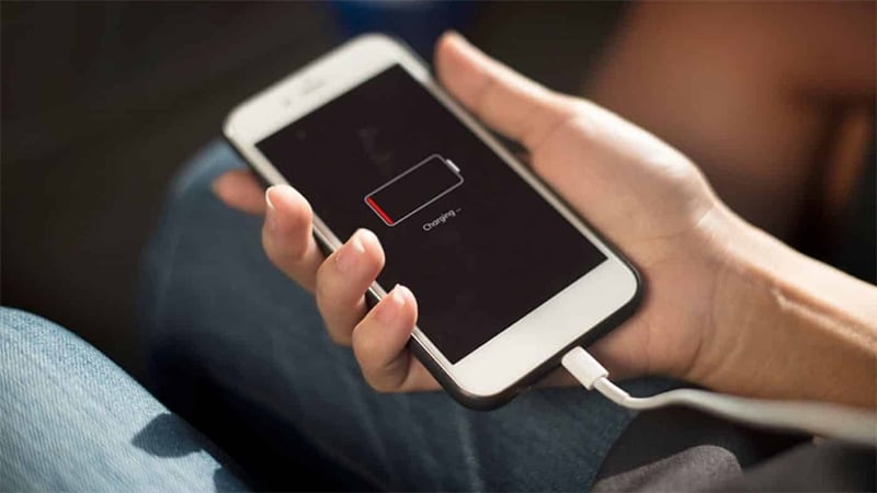 cach-sac-pin-dung-cach-cho-iphone-de-khong-bi-ch-2-800x450