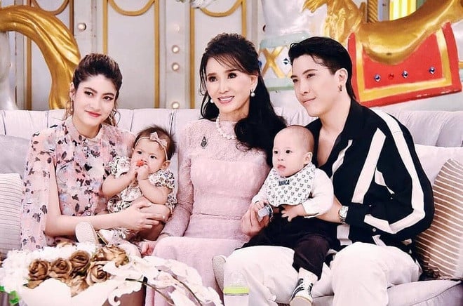 gia dinh Apasra Hongsakula