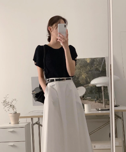 Để bộ đồ màu đen trở nên long lanh và sang trọng hơn, bạn hãy tô điểm thắt lưng mảnh, dây chuyền và khuyên tai vàng. Sơ vin là thao tác không thể thiếu để nàng công sở ghi điểm phong cách    