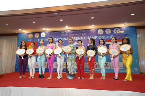Đại diện 18 đơn vị chụp ảnh lưu niệm.