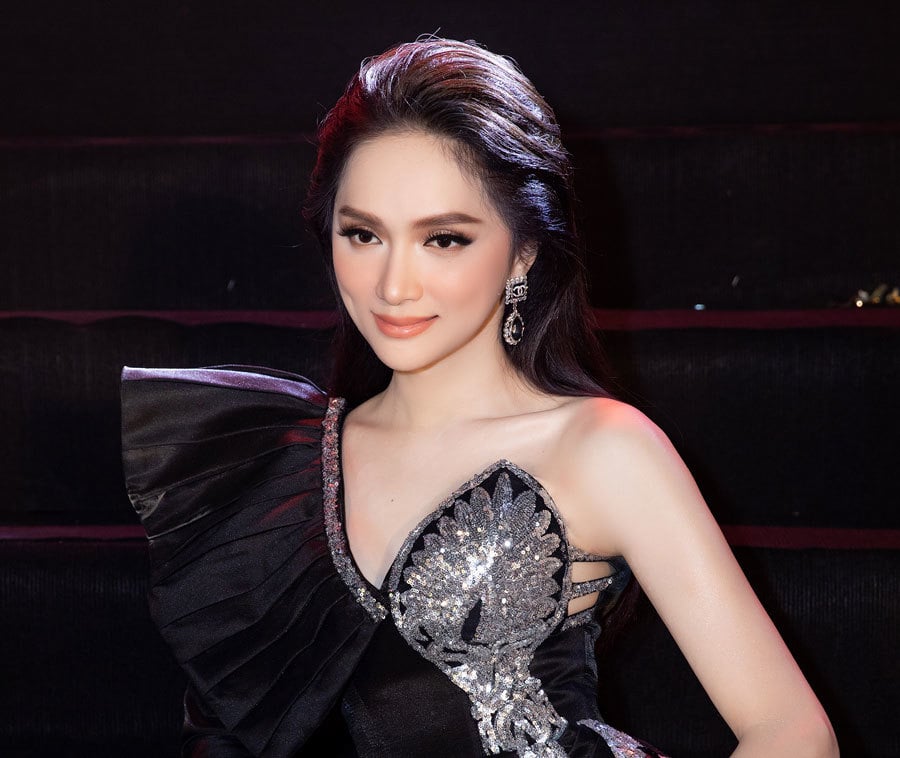 hoa-hau-huong-giang-than-thai-quyen-luc-trong-trang-phuc-cua-ntk-tuyet-le