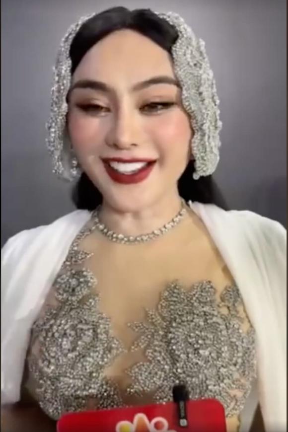 lam-khanh-chi-lan-dau-xuat-hien-sau-khi-cang-da-tiet-lo-bi-hai-quan-giu-lai-vi-qua-khac-la-6-ngoisaovn-w804-h1206