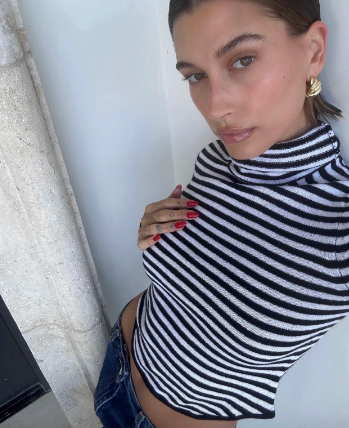 Bà xã của Justin Bieber - Hailey diện áo len cao cổ màu đen trắng và mix cùng quần cạp trễ khoe trọn eo thon. Set đồ này vừa cho nàng mẫu nét trẻ trung vừa nữ tính.    