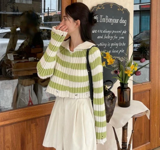 Yeonif mang tới một set đồ tươi sáng với áo kẻ ngang màu xanh cốm mix cùng quần giả váy và giày búp bê điệu đà.    