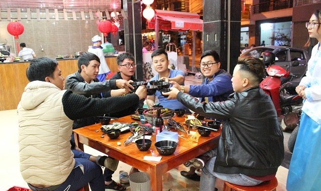 Tuy-Tuu-Lau---den-cam-nhan-va-qu