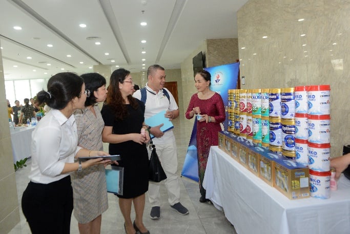 Các điều dưỡng trưởng, nhân viên y tế các bệnh viện tìm hiểu về thành phần giúp cải thiện tình trạng dinh dưỡng của bệnh nhân trước và sau Shbet888 tiền thưởng cực khủng trong sản phẩm Vinamilk Sure Prevent Gold.