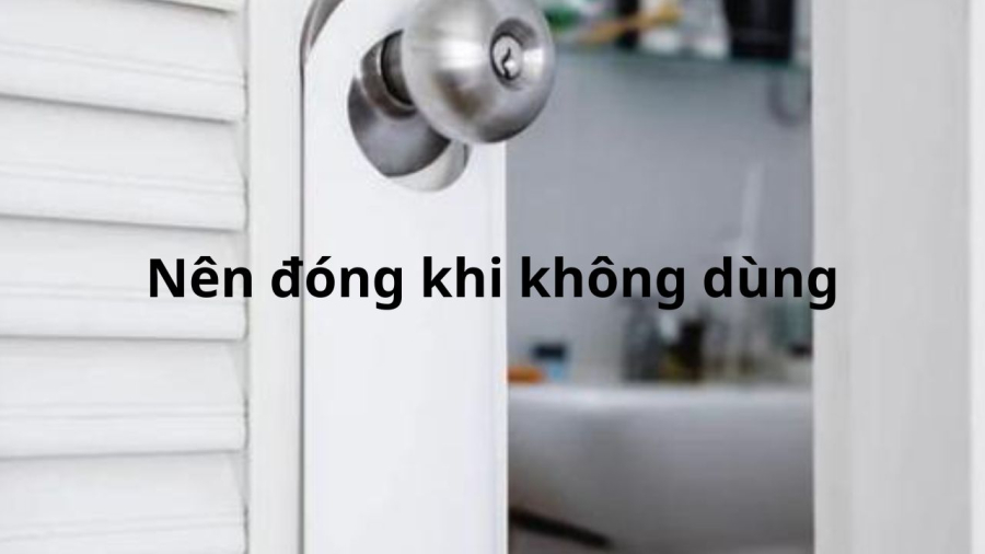 cua-nha-ve-sinh-nen-dong-hay-mo