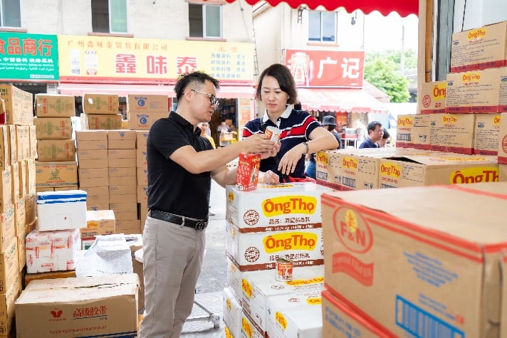 Sữa đặc Ông Thọ của Vinamilk được bán tại hệ thống siêu thị và chợ ở Quảng Châu, Trung Quốc.