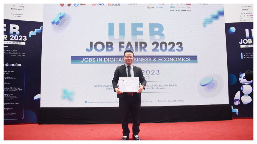 CEO Tony Vũ - Nhà sáng lập nền tảng tuyển dụng và tìm việc làm job3s.vn có mặt tại sự kiện và truyền cảm hứng đến hàng ngàn Mừng SHBET phiên bản mới 2025