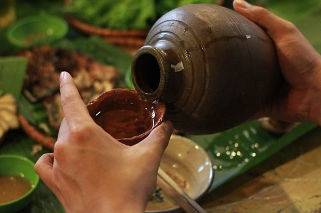 dan-ong-uong-ruou-lam-nen-dai-su