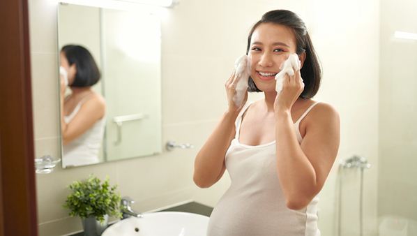Chăm sóc da đúng cách trong thai kỳ giúp mẹ bầu chống lão hoá sớm.