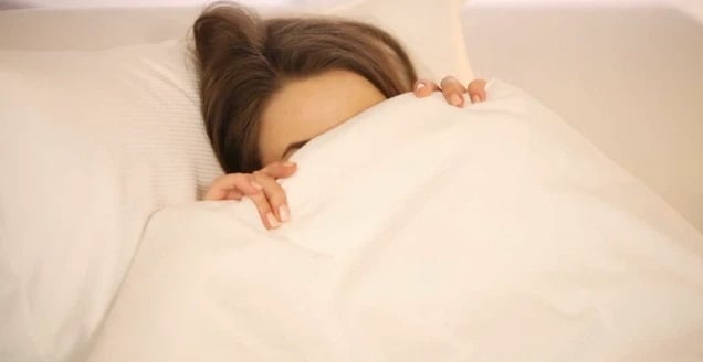 funny-girl-lying-in-bed-pulling