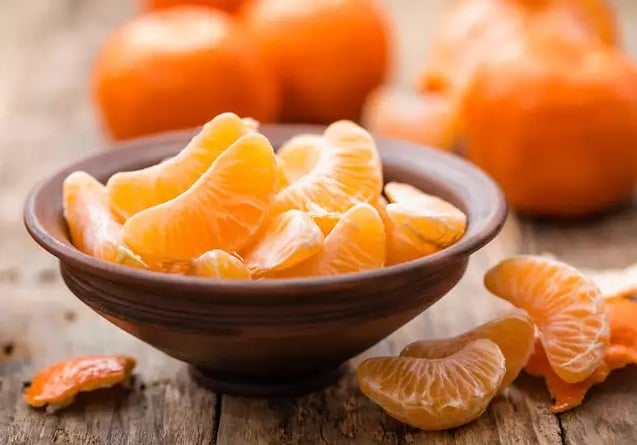 Vitamin C ngoài thúc đẩy sản sinh collagen còn bảo vệ Mừng SHBET phiên bản mới 2025 khỏi tia UV.