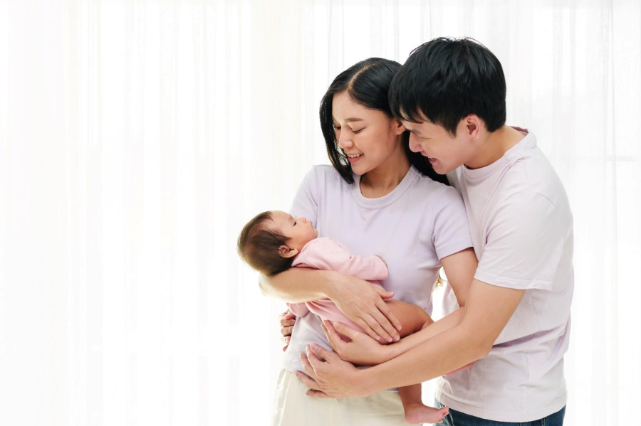 Sự đồng hành của bố không chỉ mang đến niềm vui cho mẹ mà còn giúp tăng cường sự gắn kết với các thiên thần nhỏ
