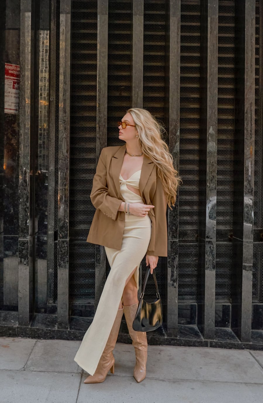 Bạn chỉ cần cởi ra blazer hoặc khoác nhẹ trên vai cũng mang đến cảm giác phóng khoáng. 