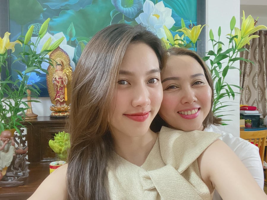 Có những lần Thùy Tiên còn bật khóc xin được ở với mẹ dù Shbet16 chơi game trực tuyến khổ cực thế nào cô cũng chịu