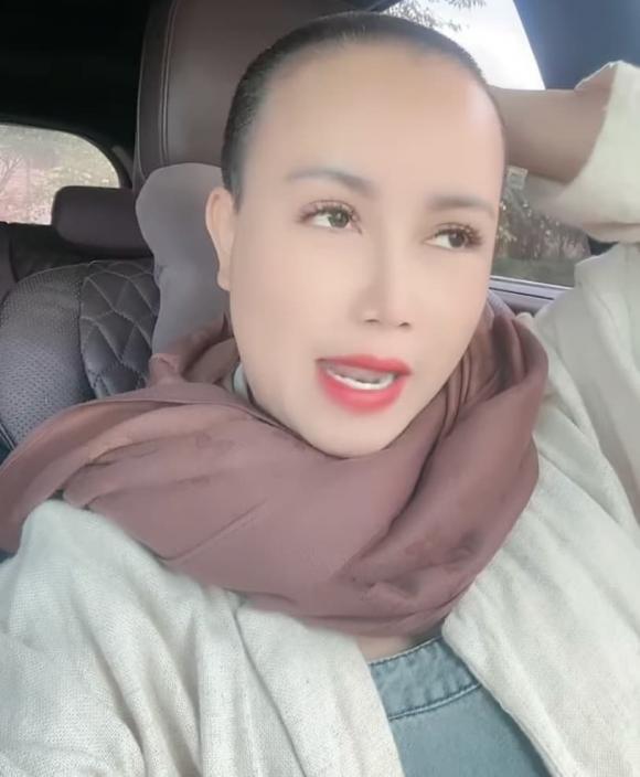 Có thời gian Đào Hoàng Yến bất ngờ chia sẻ hình ảnh xuống tóc. 
