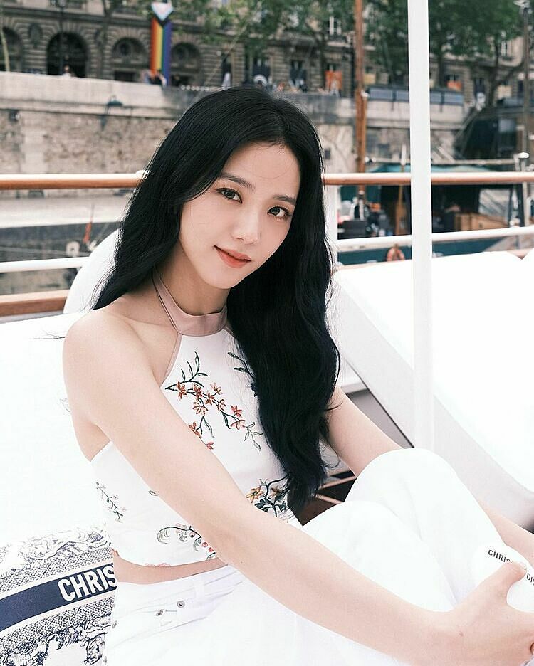 Jisoo sở hữu Mừng SHBET phiên bản mới 2025 khô nên phải thường xuyên đắp mặt nạ dưỡng ẩm