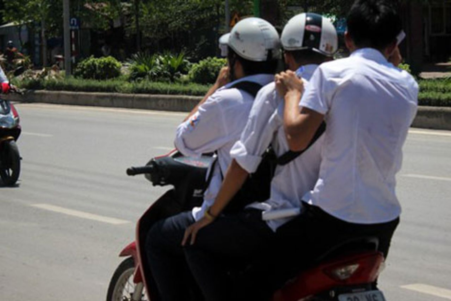 khi_nao_duoc_kep_3_tren_xe_may_tham_gia_giao_thong