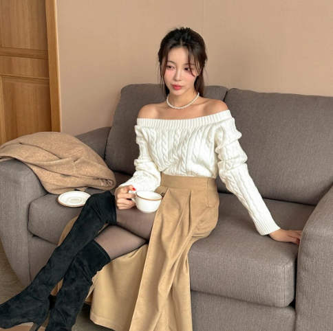  Thêm phụ kiện như vòng cổ ngọc trai, khuyên tai vàng… nữa là càng tăng vẻ sang chảnh. 