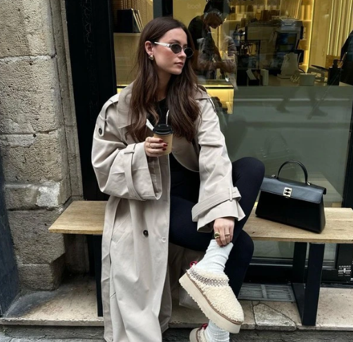 Nàng nhất định không thể bỏ qua bản phối này của fashionista Alexia Charpin. Chỉ cần mix một chiếc trench coat dáng dài màu ghi sáng cùng legging đen và ugg boots lót lông.    