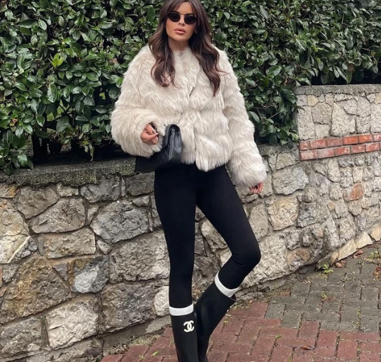 Quần legging hoàn toàn có thể theo chân chủ nhân đến những buổi gặp mặt quan trọng nếu như được phối đồ khéo léo. Fashionista Nazife Özcan thể hiện gu thẩm mỹ sành điệu, chuẩn trend khi ghép đôi áo khoác lông sang xịn với quần legging đen, bên dưới đi đôi boots dáng dài.    
