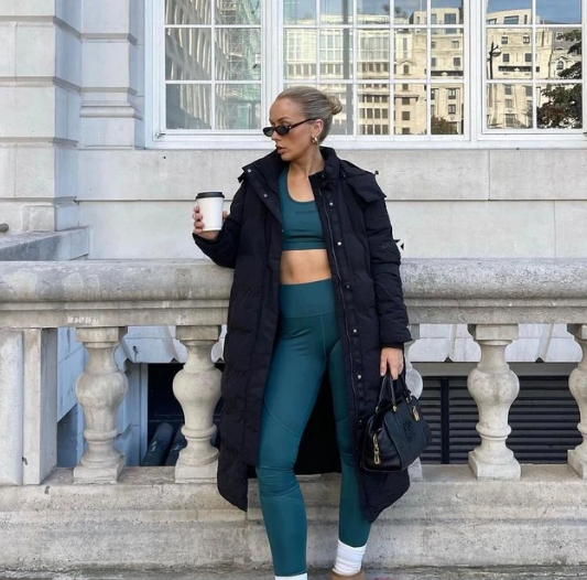Mix match quần legging với ugg boots cũng cực ăn ý phù hợp. Ugg boots có tác dụng giữ ấm cực tốt, đồng thời còn giúp hack dáng, tăng chiều cao nhờ phần độn đế tinh tế. Cách mặc này vừa ấm áp vừa tôn dáng tuyệt đối.    