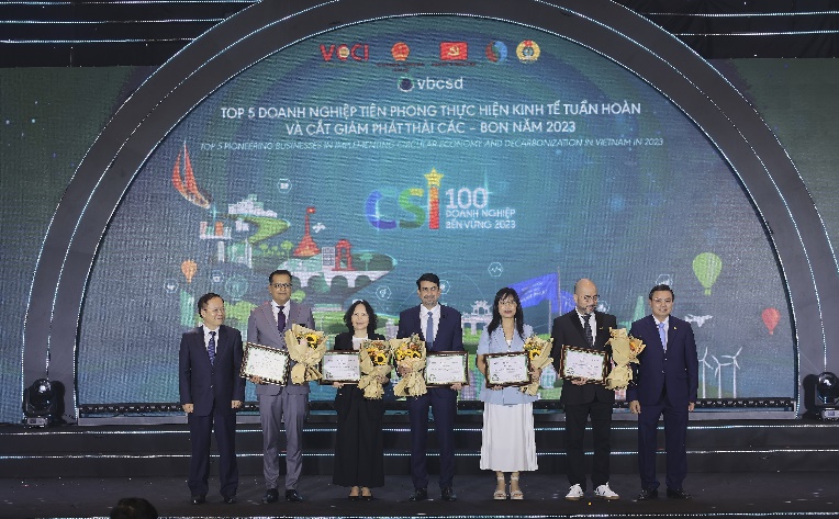 Đại diện Vinamilk nhận giải thưởng Top 5 Doanh nghiệp tiên phong thực hiện kinh tế tuần hoàn và cắt giảm phát thải carbon.